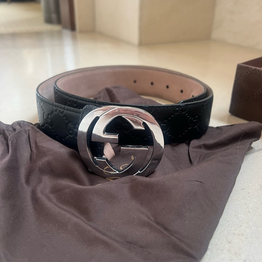 Black leather men’s Gucci belt